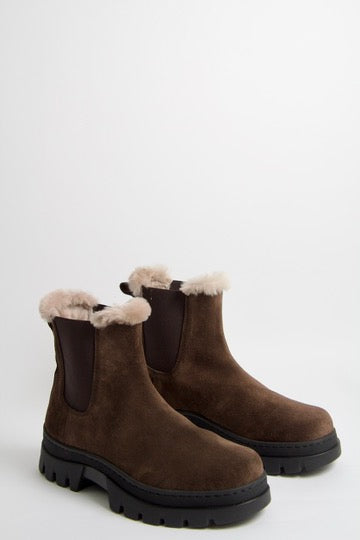 Vinterstövlar i mörkbrunt fårskinn