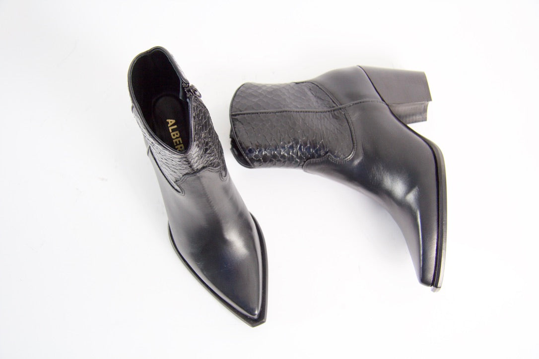 Shannon svarta ankelstövlar i ormskinn