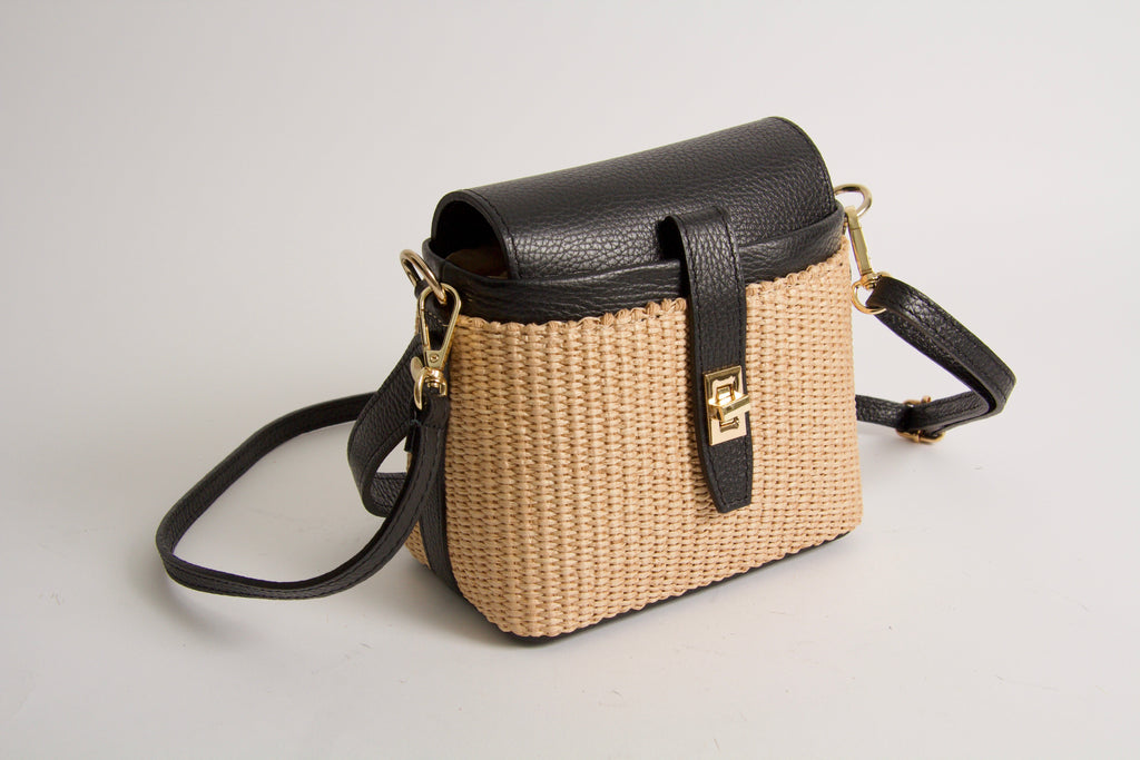 Spänneväskor i naturlig svart rafia