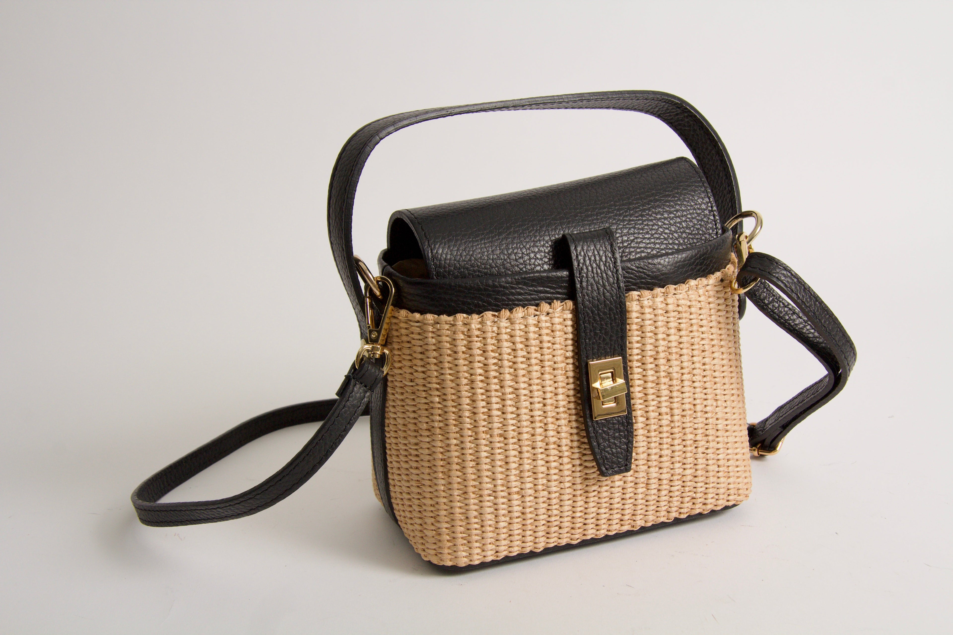 Spänneväskor i naturlig svart rafia