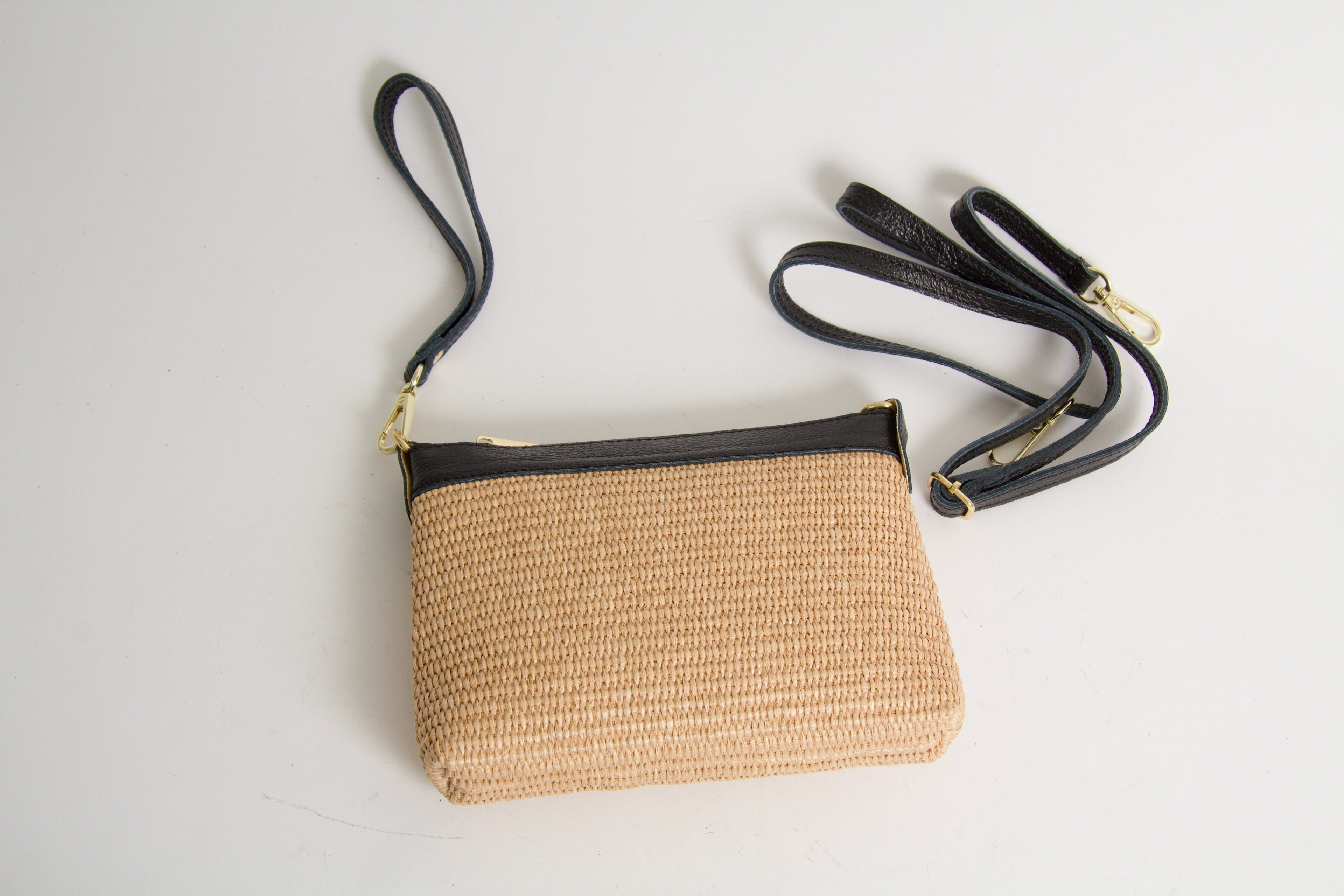 Miniväskor i naturlig svart rafia