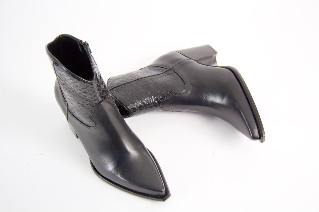 Shannon svarta ankelstövlar i ormskinn