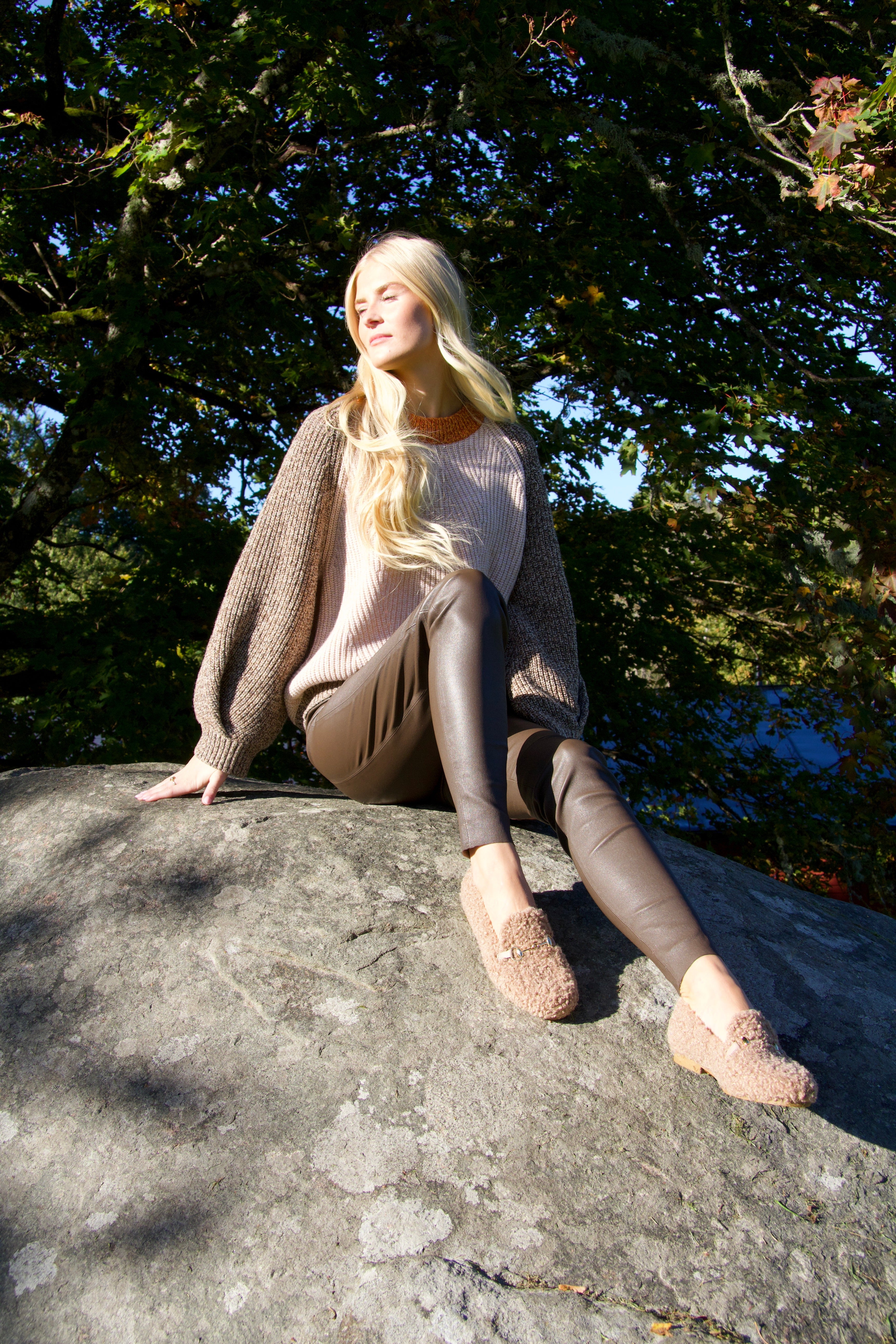 Wiola fluffiga loafers i kamel