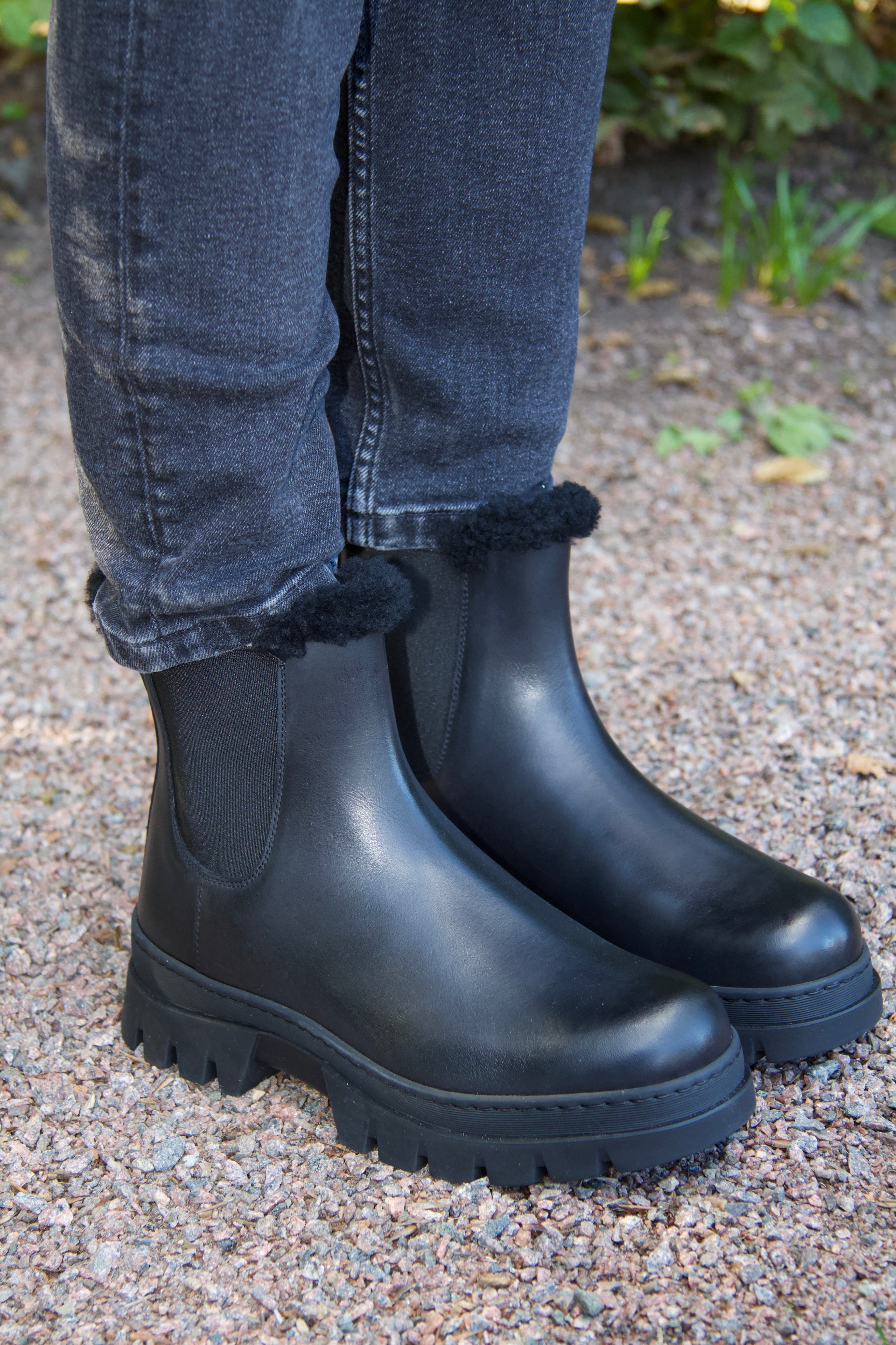 Vinterstövlar i svart fårskinn