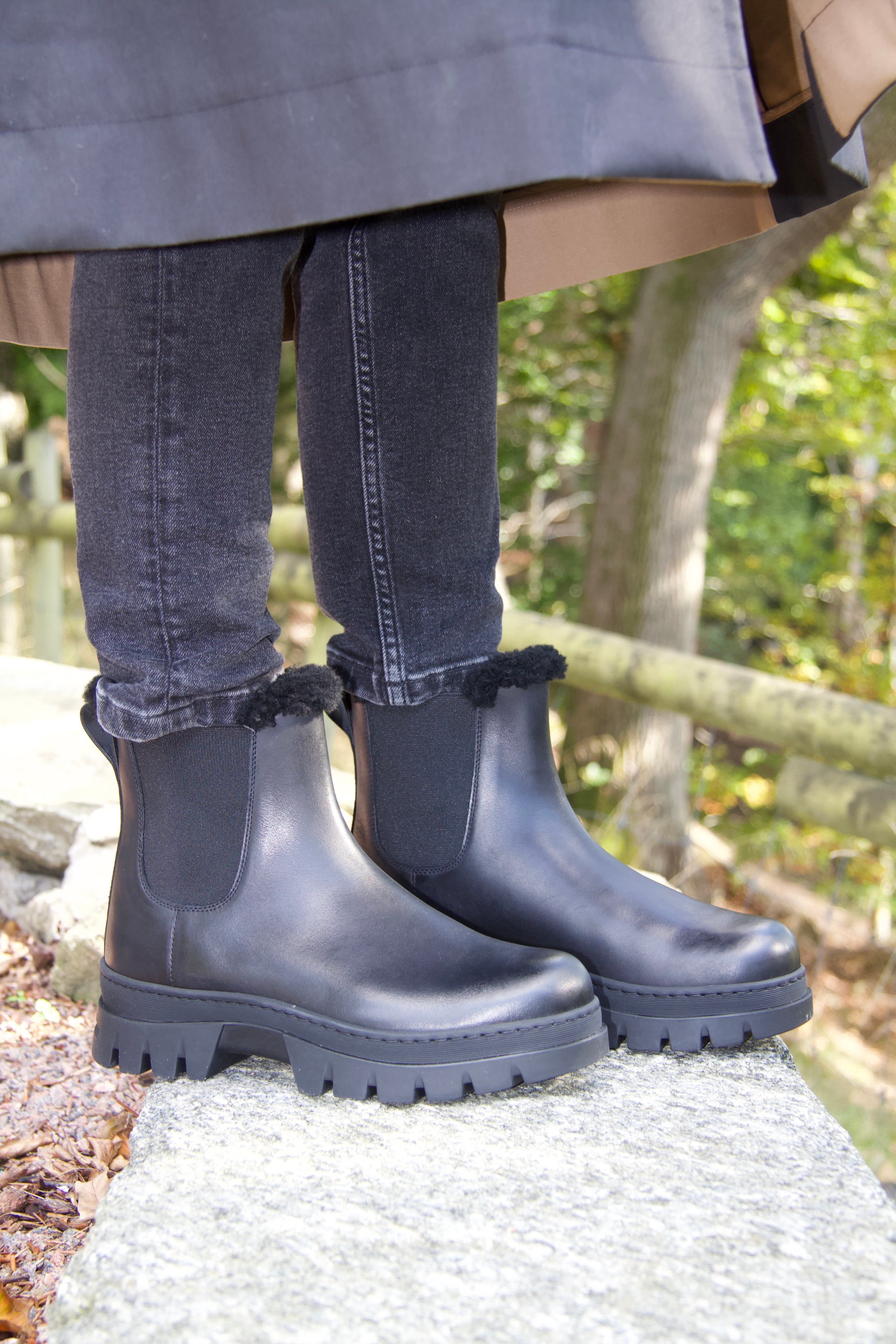 Vinterstövlar i svart fårskinn