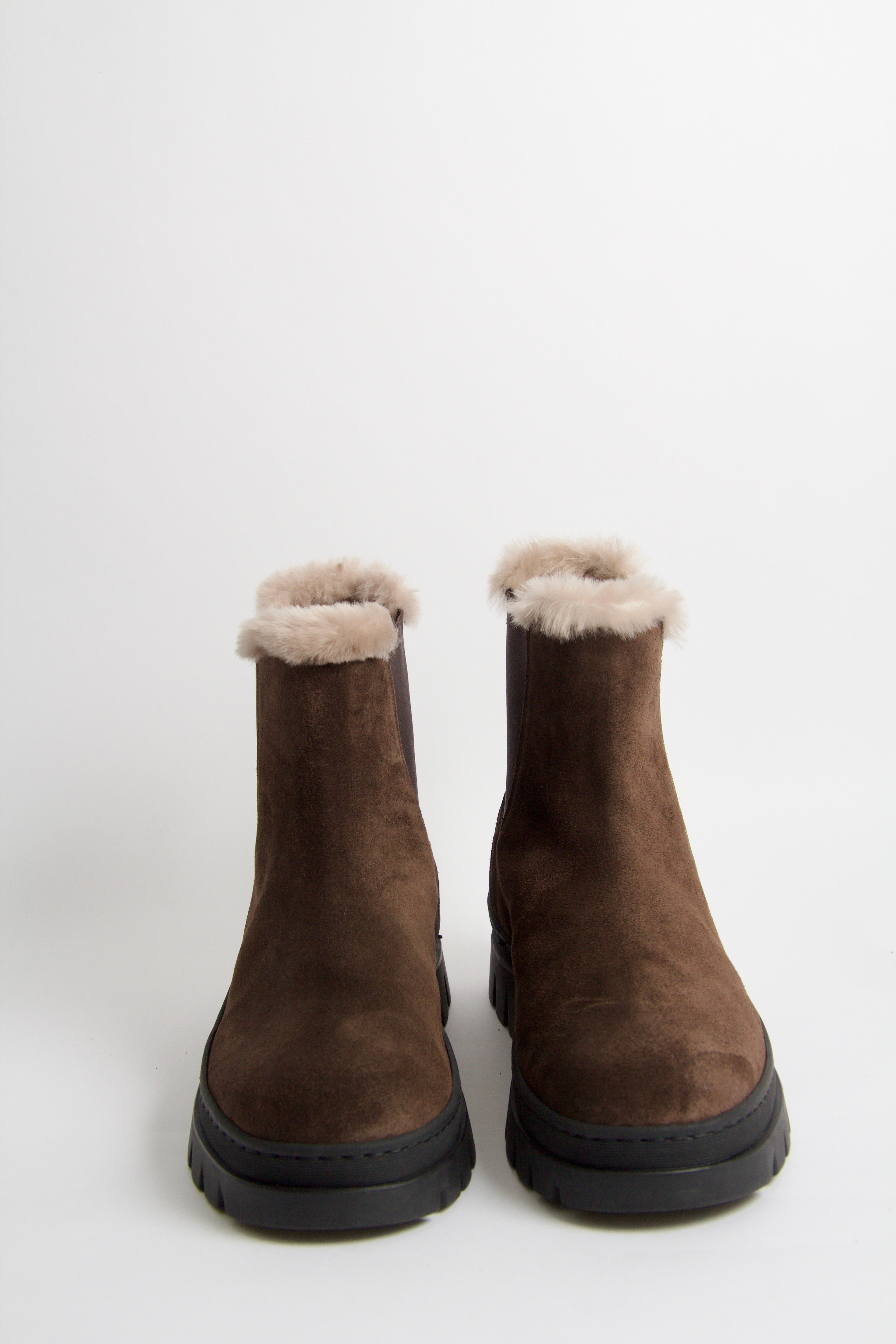 Vinterstövlar i mörkbrunt fårskinn