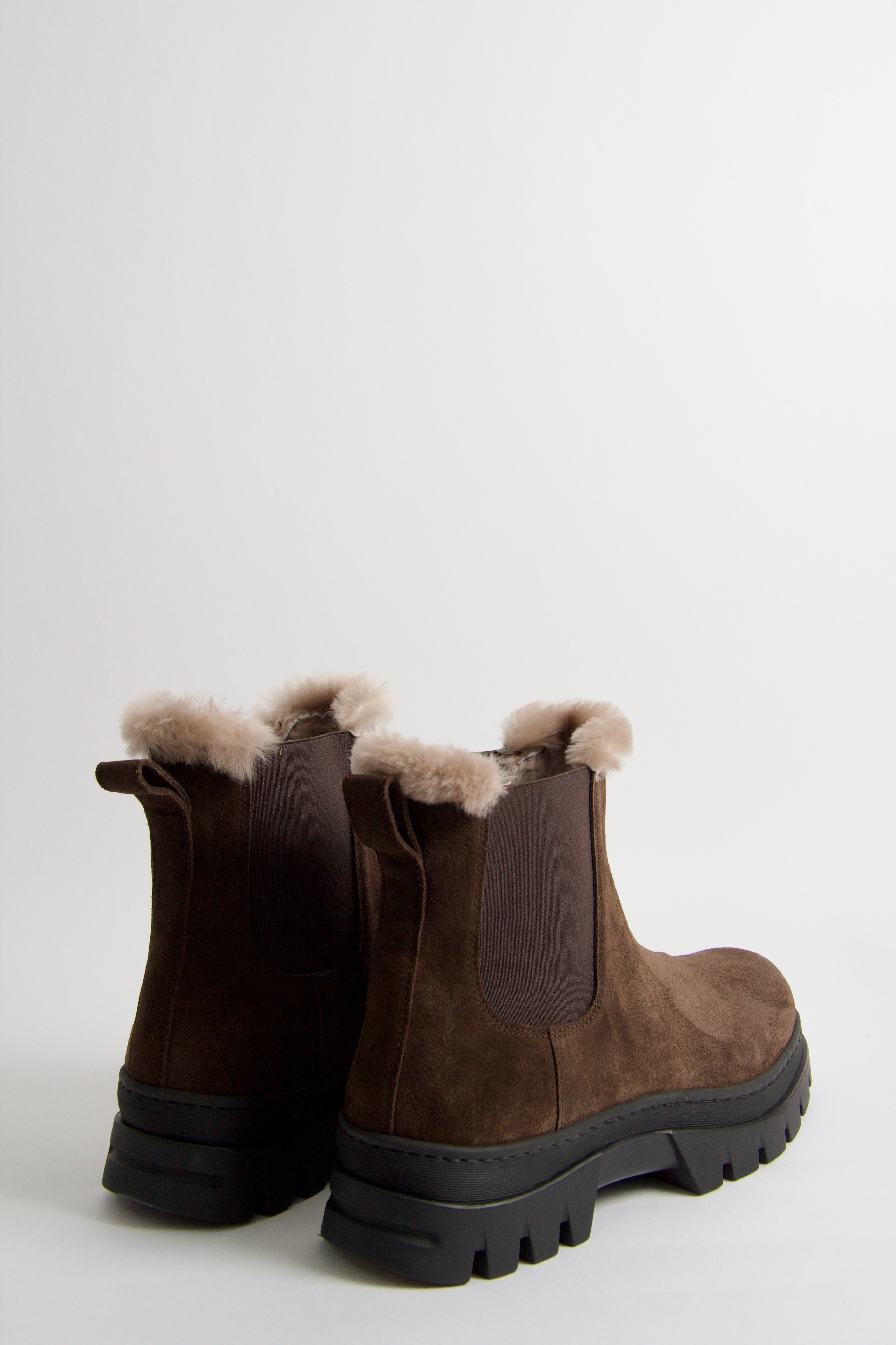 Vinterstövlar i mörkbrunt fårskinn