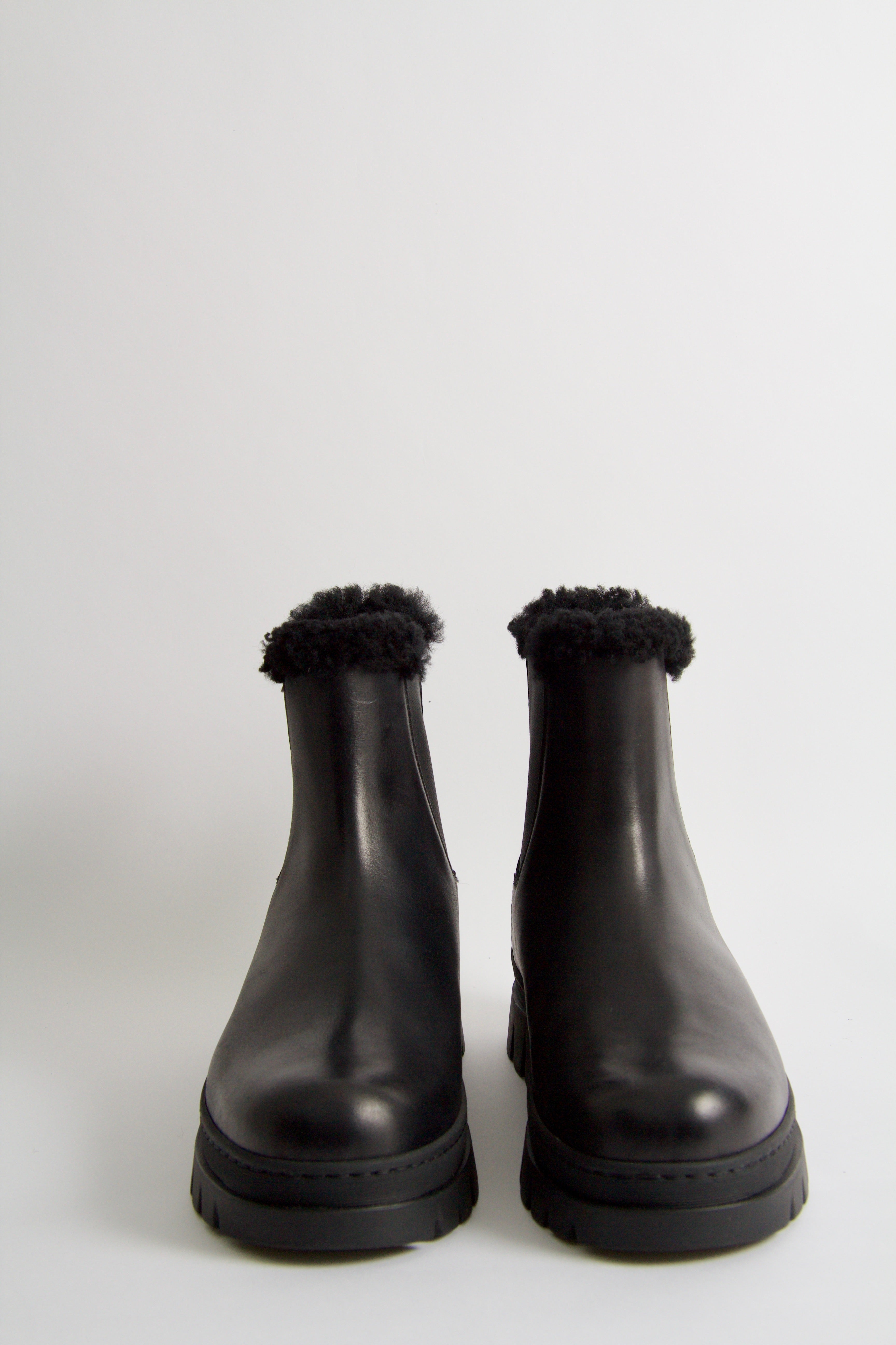 Vinterstövlar i svart fårskinn