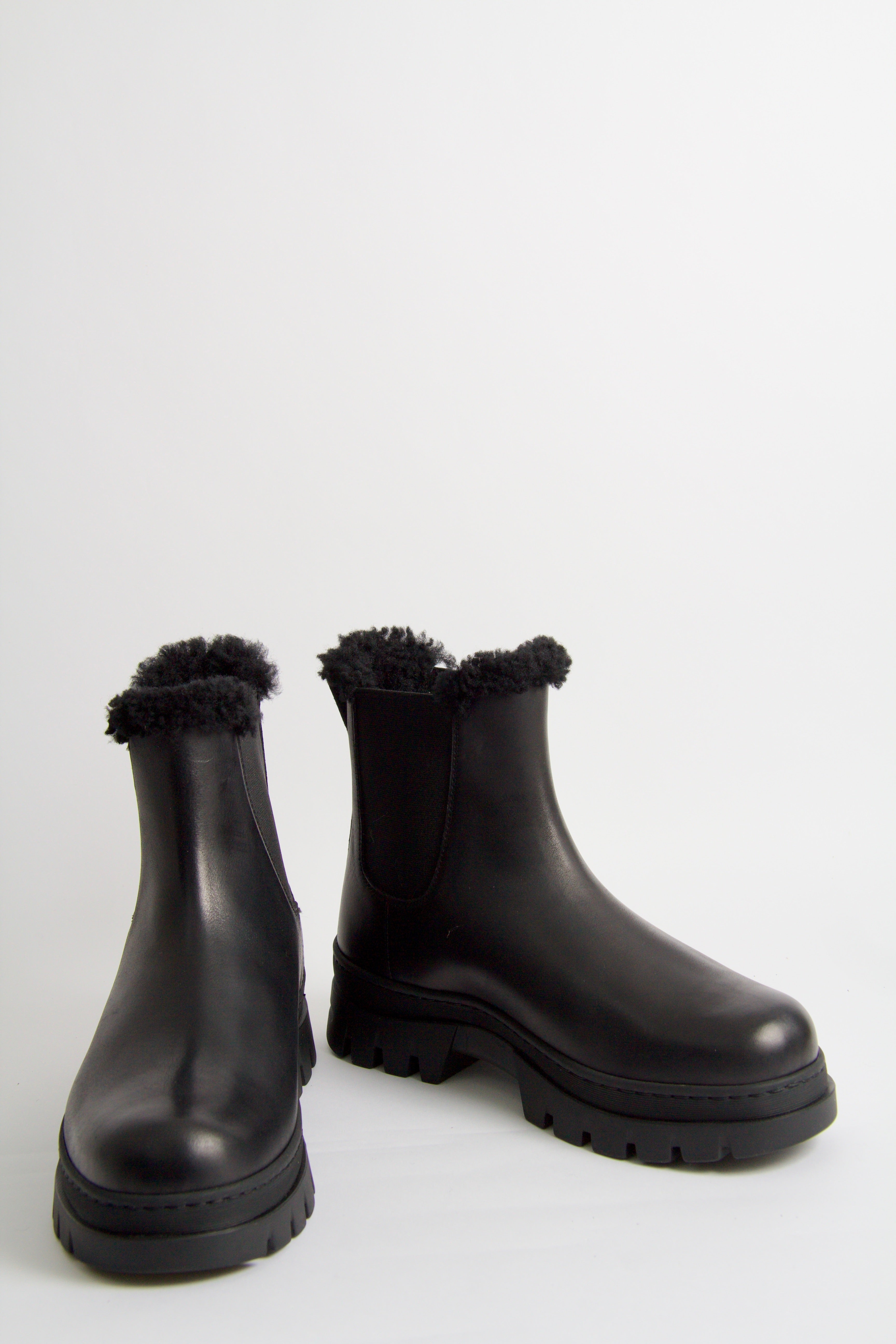 Vinterstövlar i svart fårskinn
