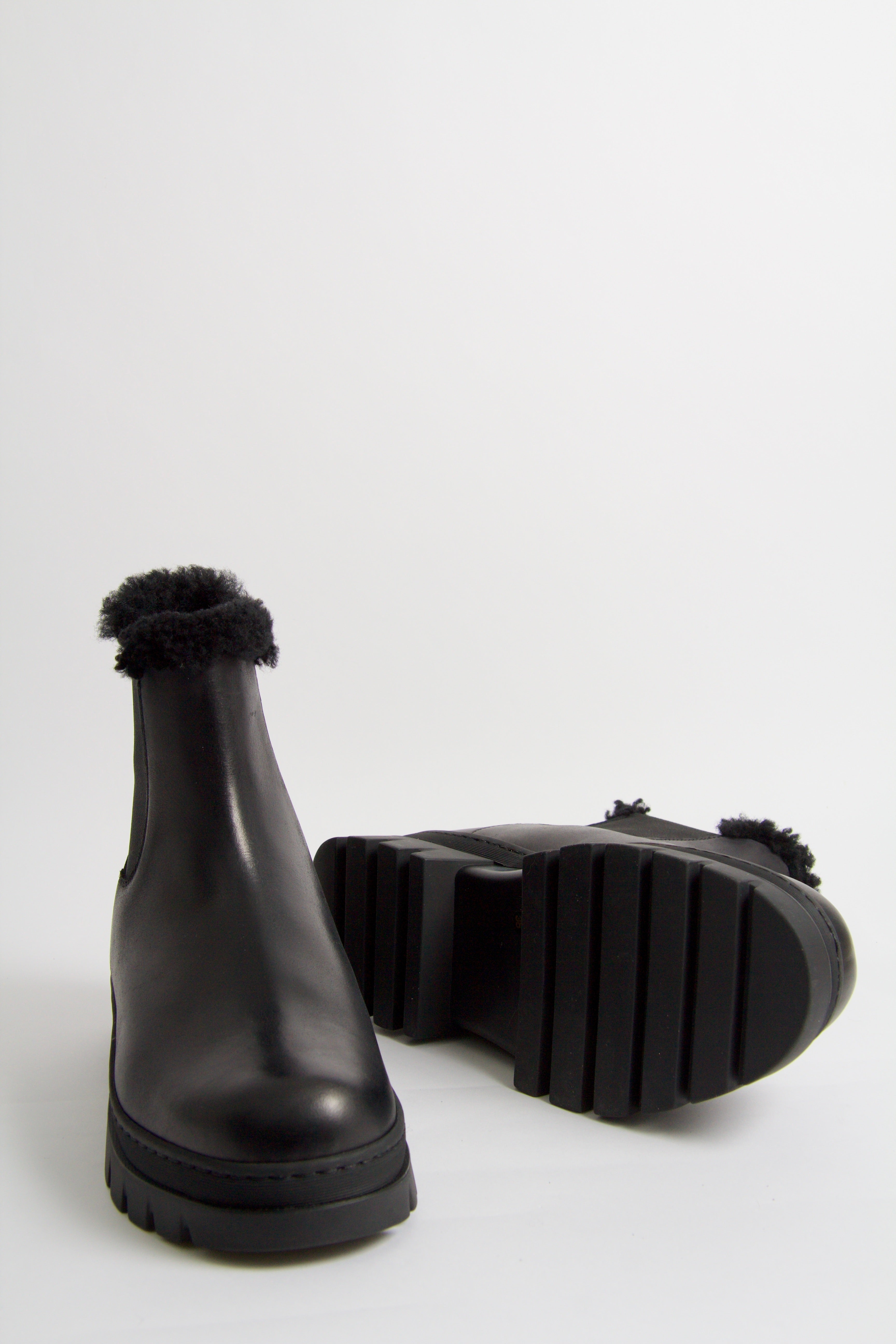 Vinterstövlar i svart fårskinn